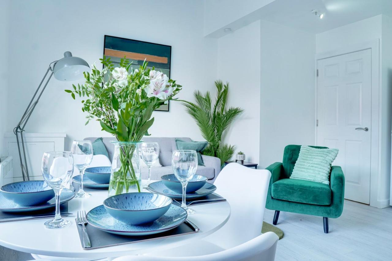Modern 2 Bedroom Flat - 15 Minutes To Liverpool เบอร์เคนเฮด ภายนอก รูปภาพ
