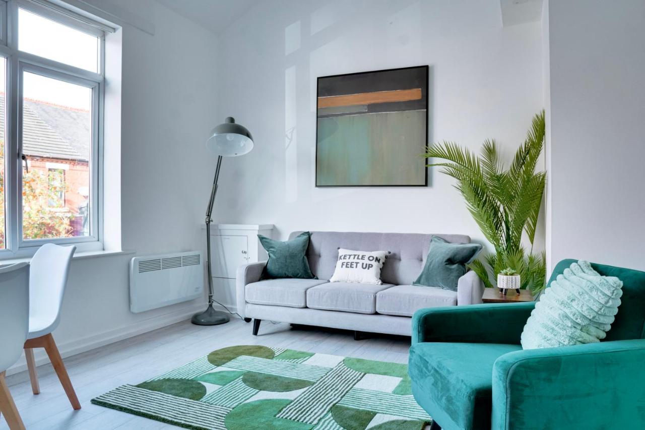 Modern 2 Bedroom Flat - 15 Minutes To Liverpool เบอร์เคนเฮด ภายนอก รูปภาพ