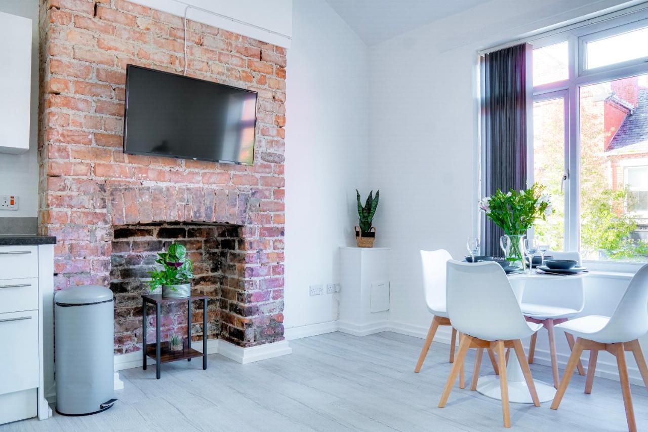 Modern 2 Bedroom Flat - 15 Minutes To Liverpool เบอร์เคนเฮด ภายนอก รูปภาพ