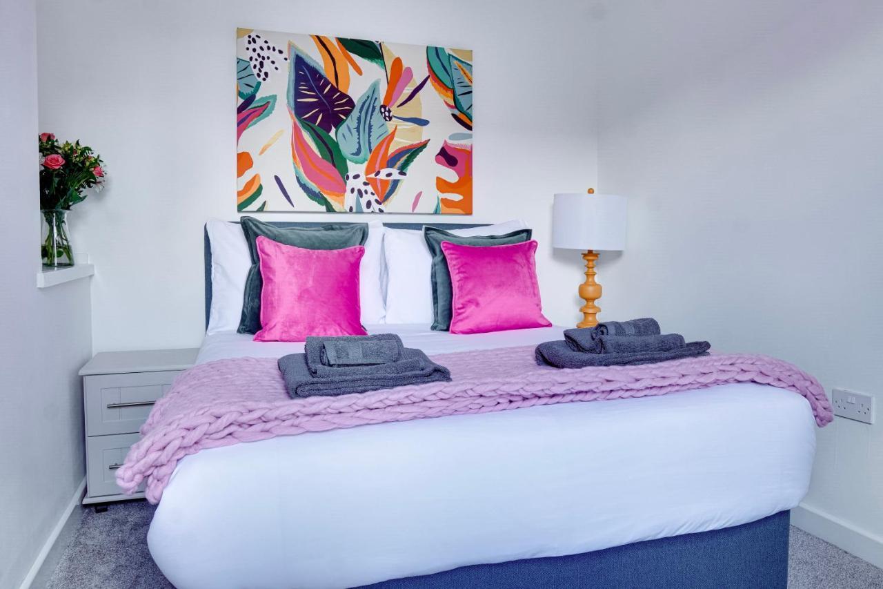 Modern 2 Bedroom Flat - 15 Minutes To Liverpool เบอร์เคนเฮด ภายนอก รูปภาพ